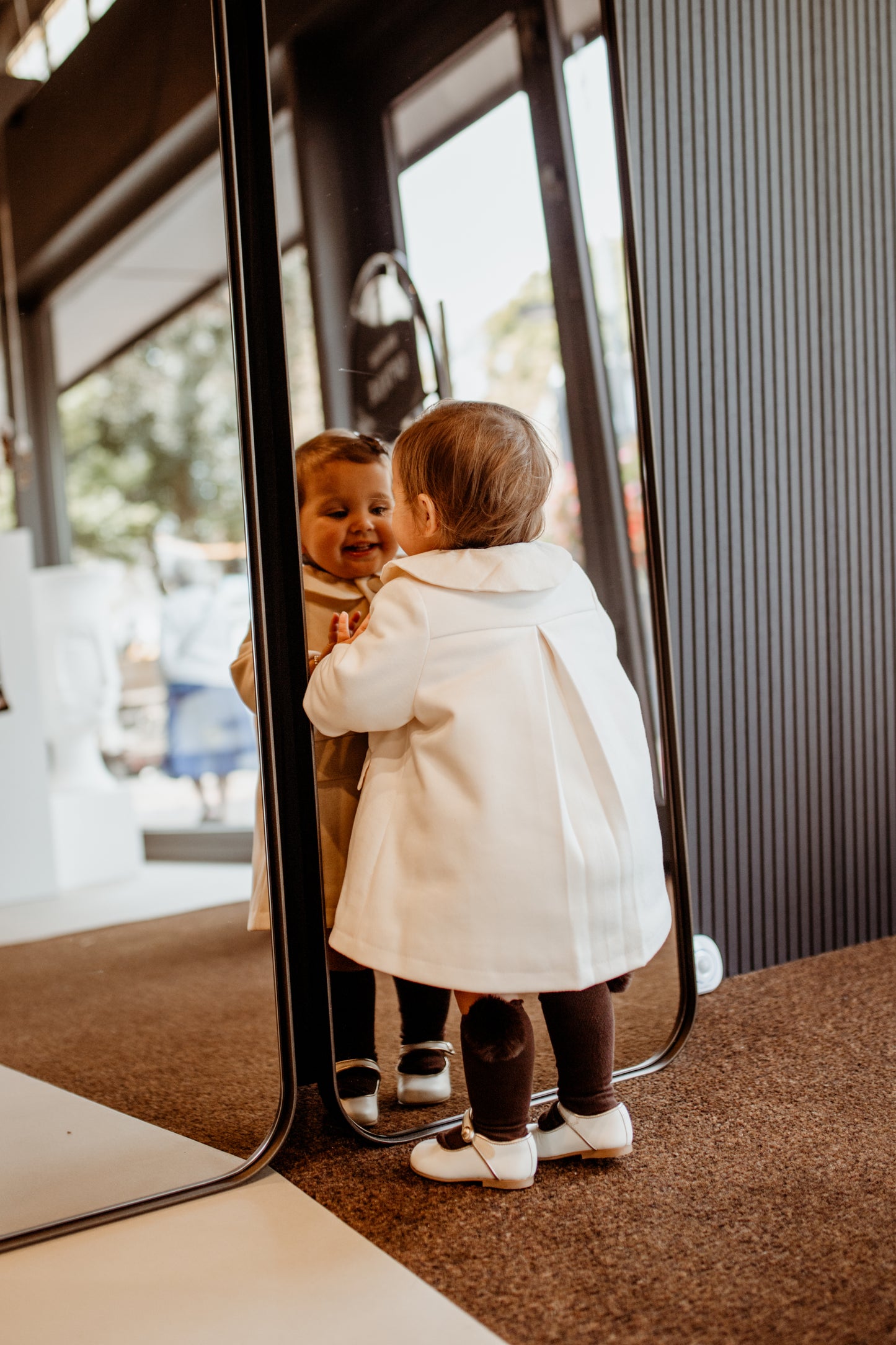 Witte jas met fluwelen details van het merk LouLou