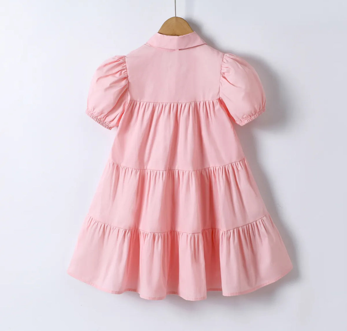 Roze katoenen jurk met pofmouw en strik