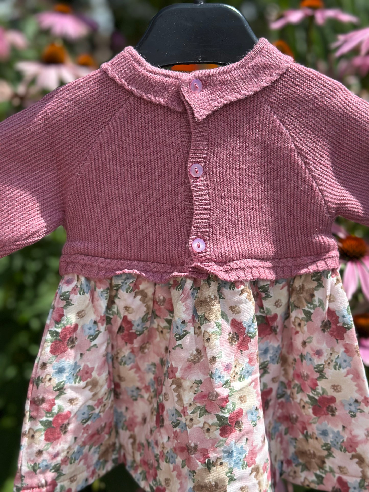 Baby jurkje gebreid met bloemen