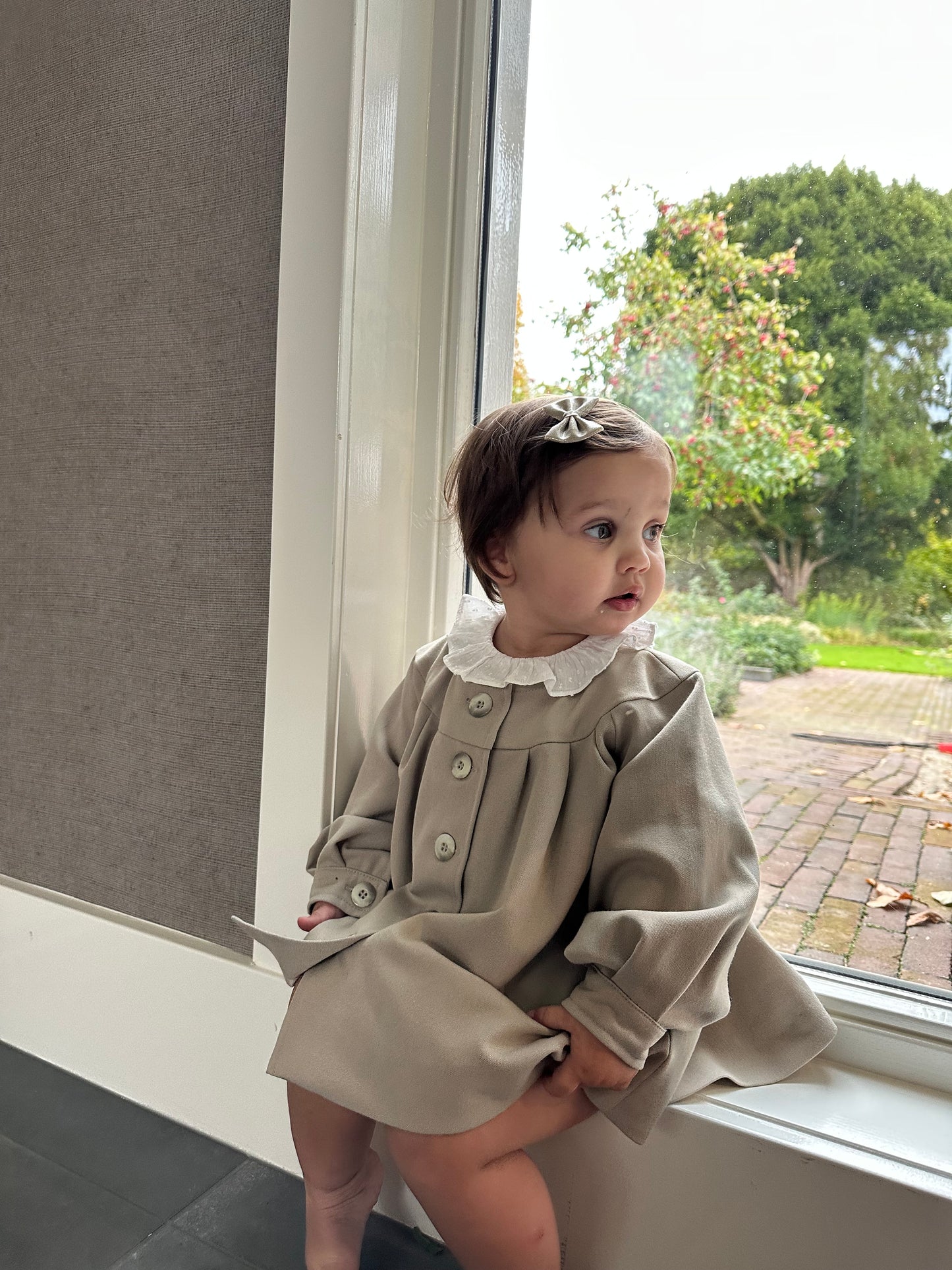 Loulou doorknoopjurk beige met rondepasjes