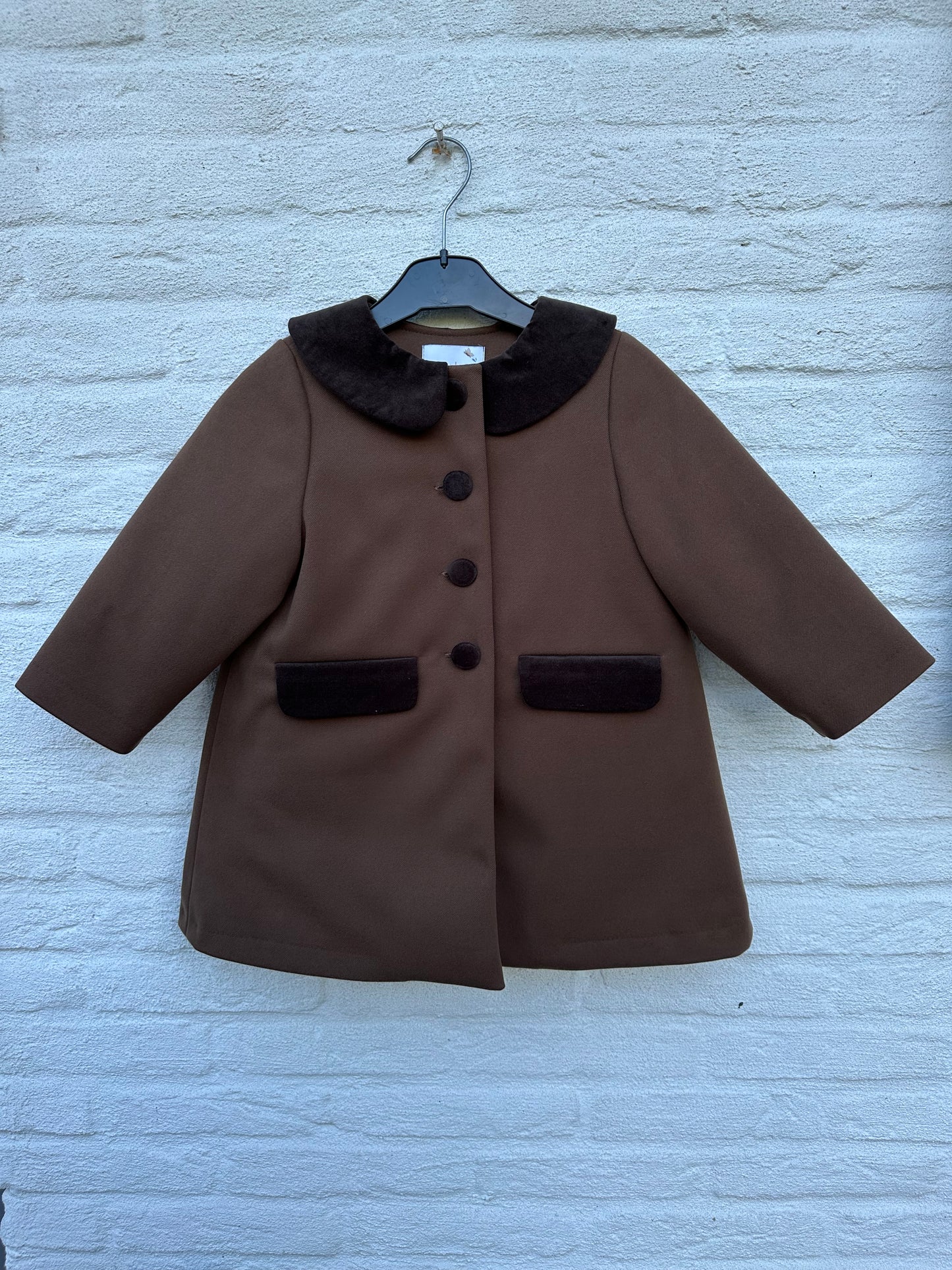 Donkerbruine jas met fluwelen details van het merk LouLou