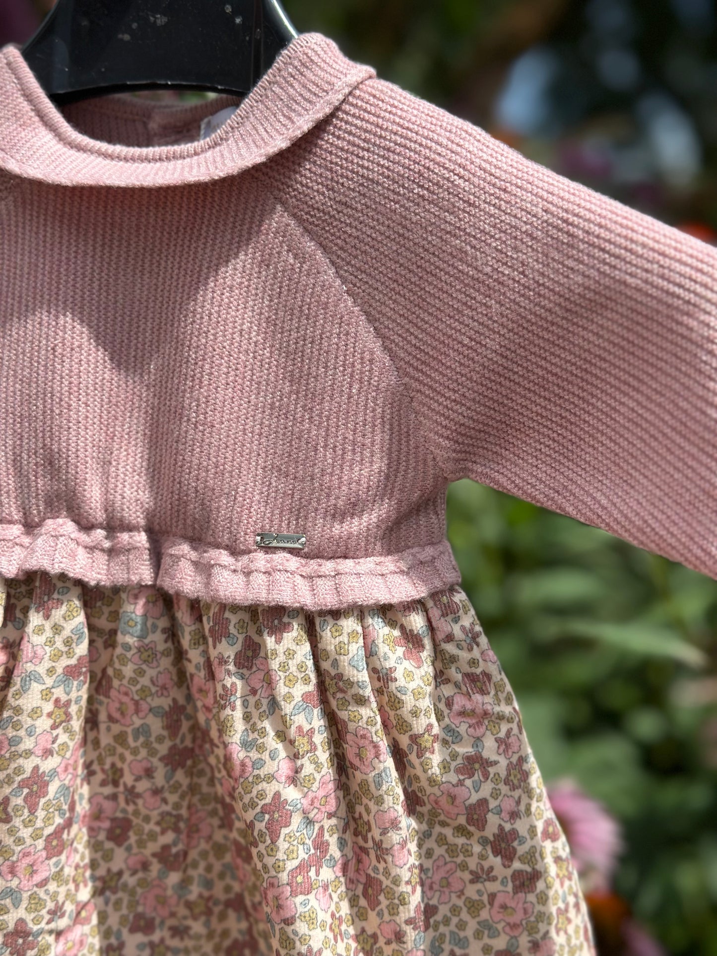 Baby jurkje gebreid met bloemen