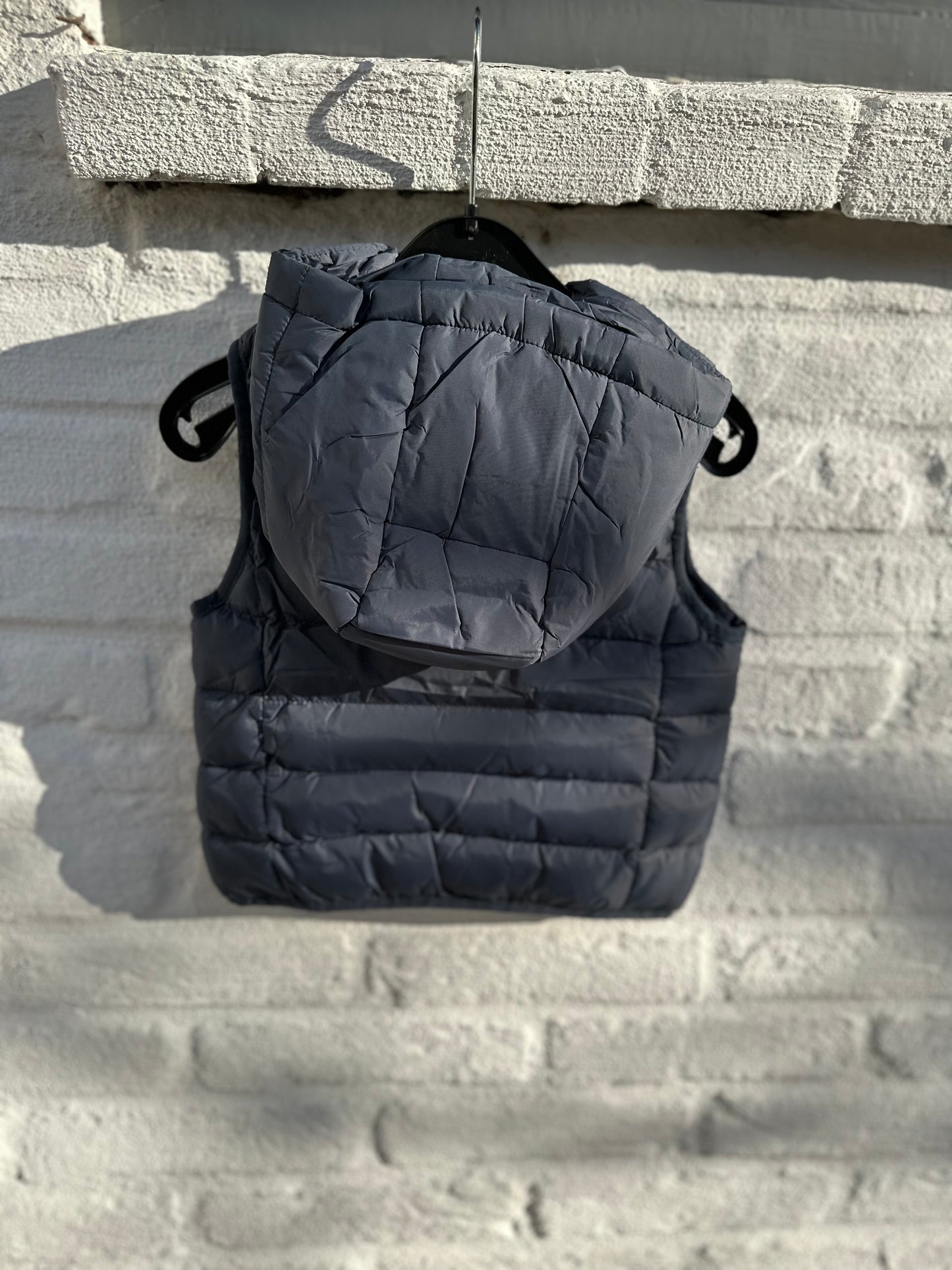 Blauw/grijze bodywarmer met capuchon