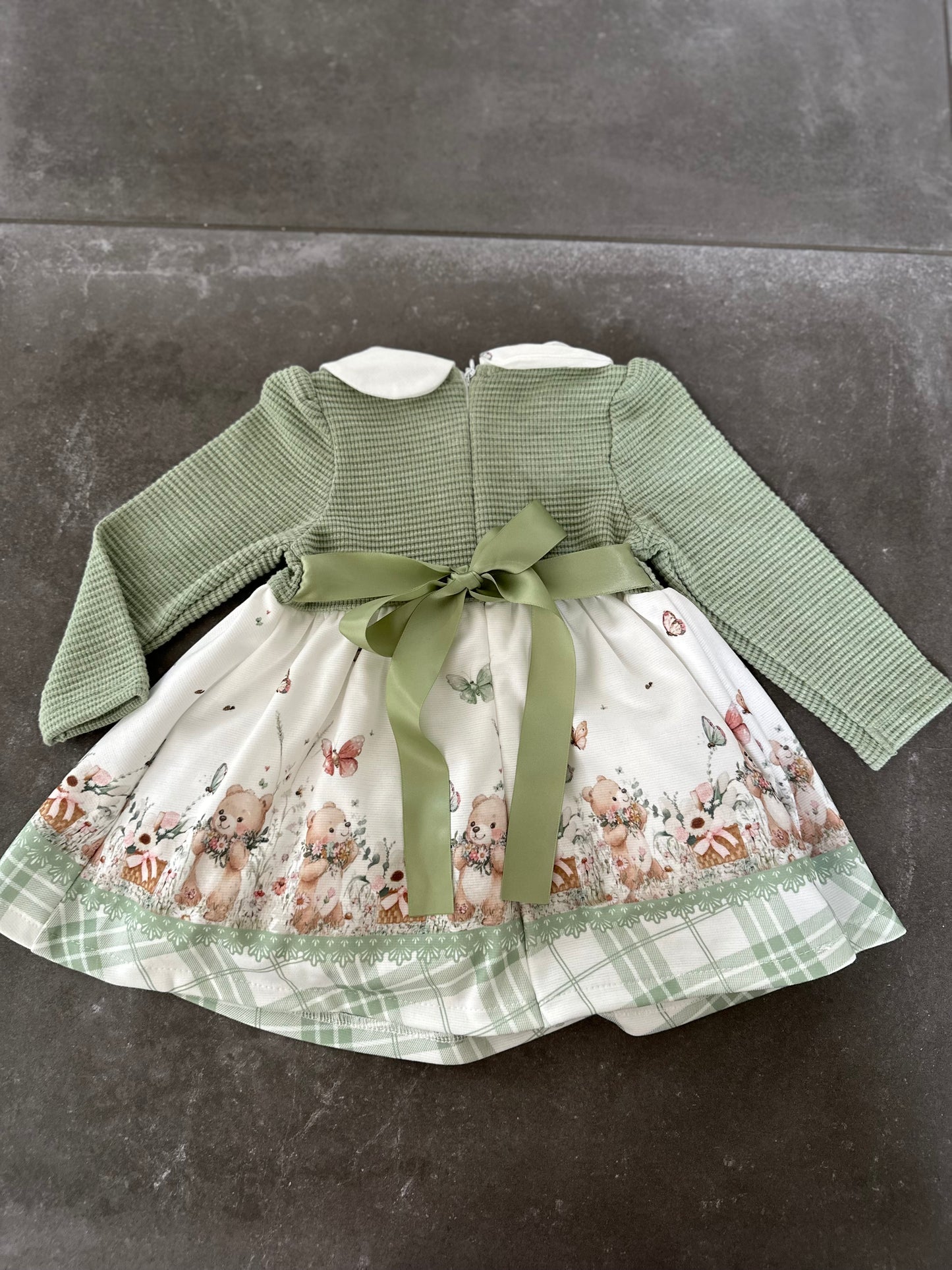 Groene jurk met kraag en strik