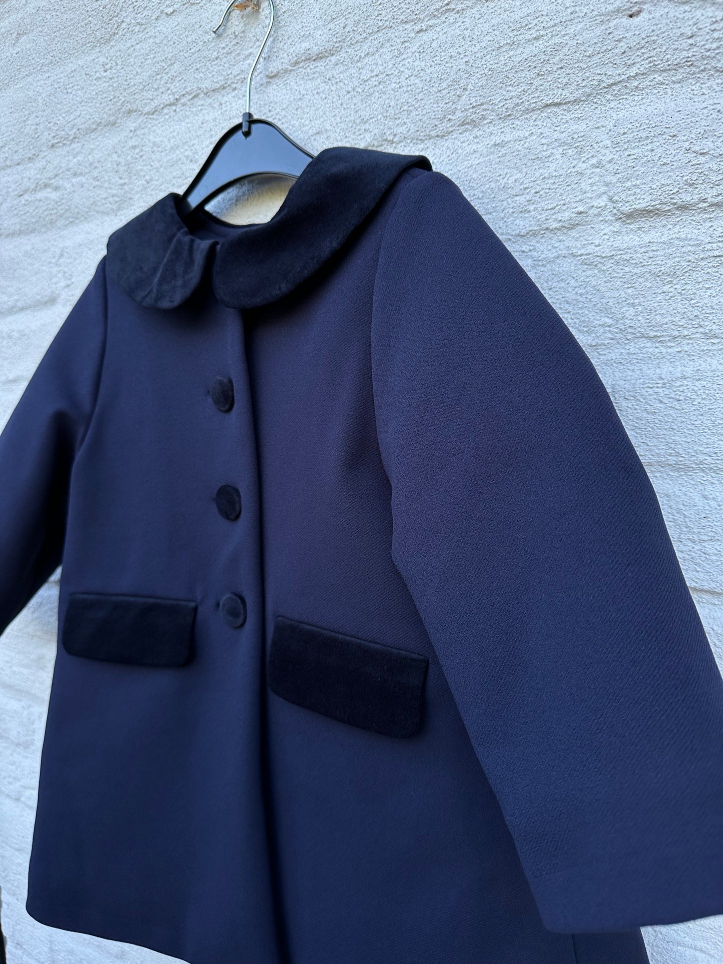 Donkerblauw jas met fluwelen details van het merk LouLou