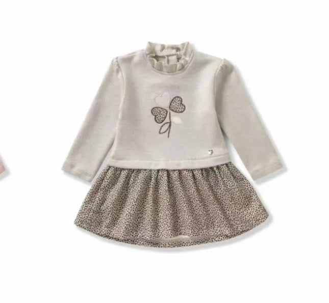 Beige jurkje met hartjes bloem