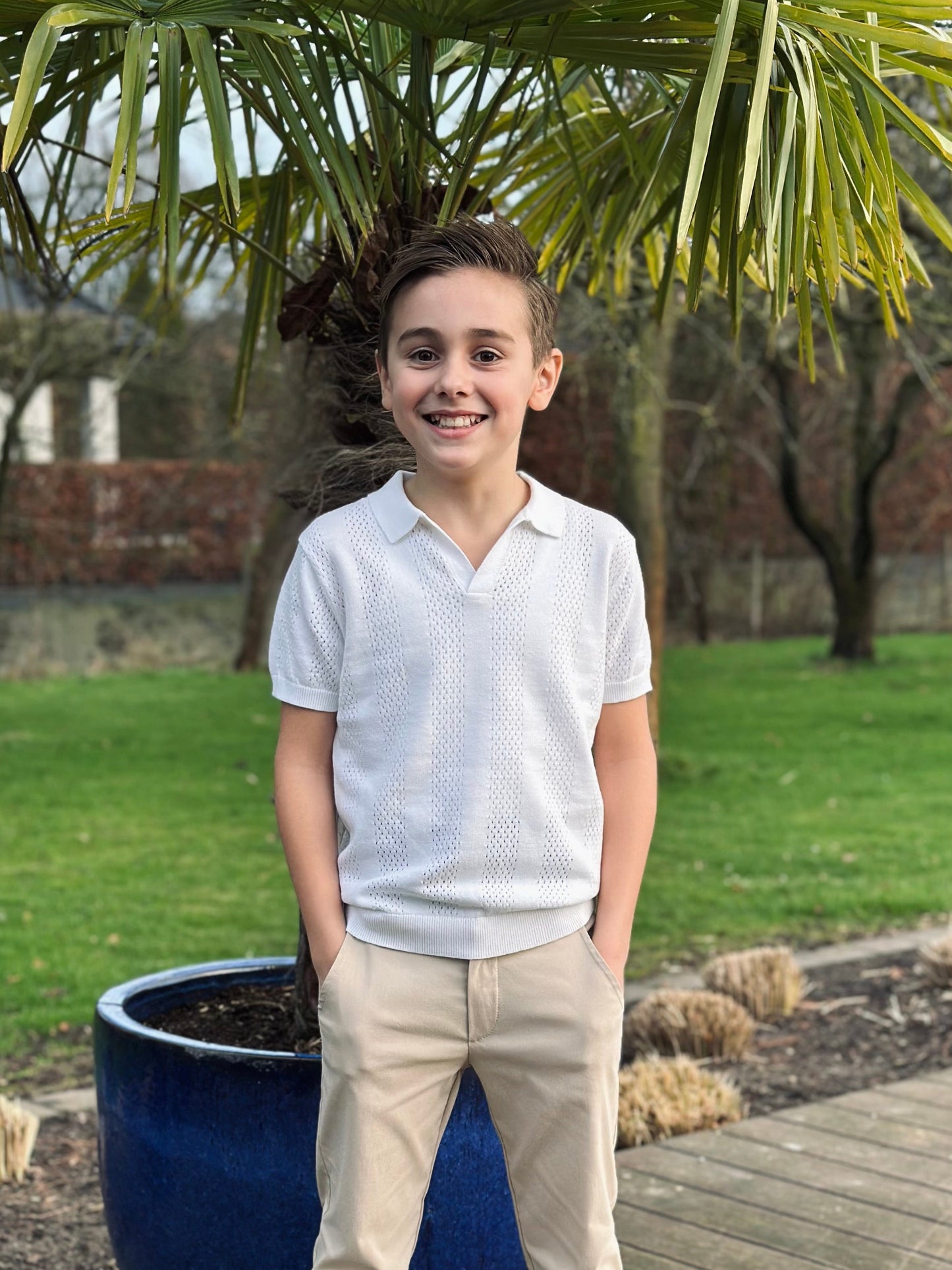 Wit opengehaakte polo