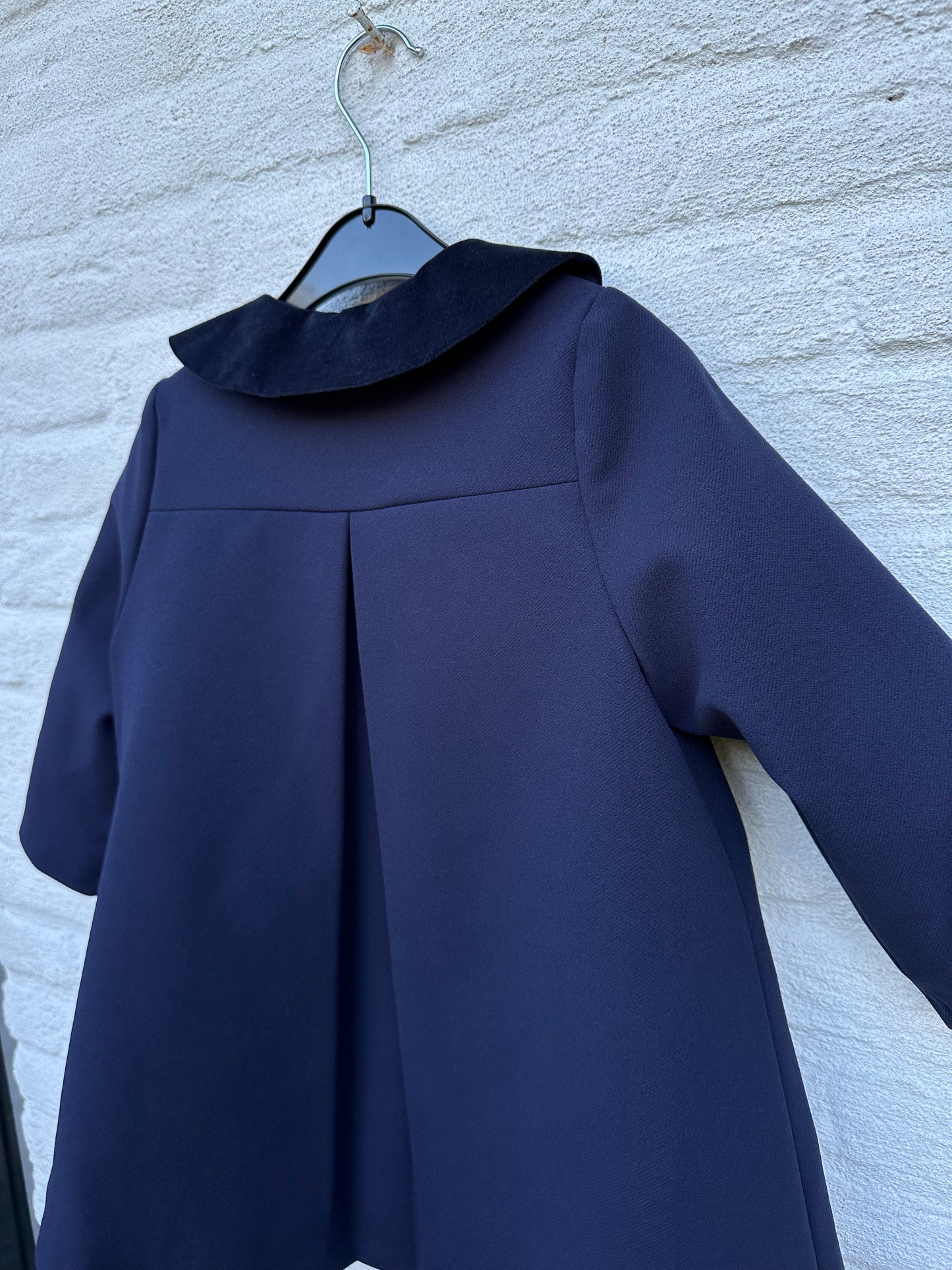 Donkerblauw jas met fluwelen details van het merk LouLou