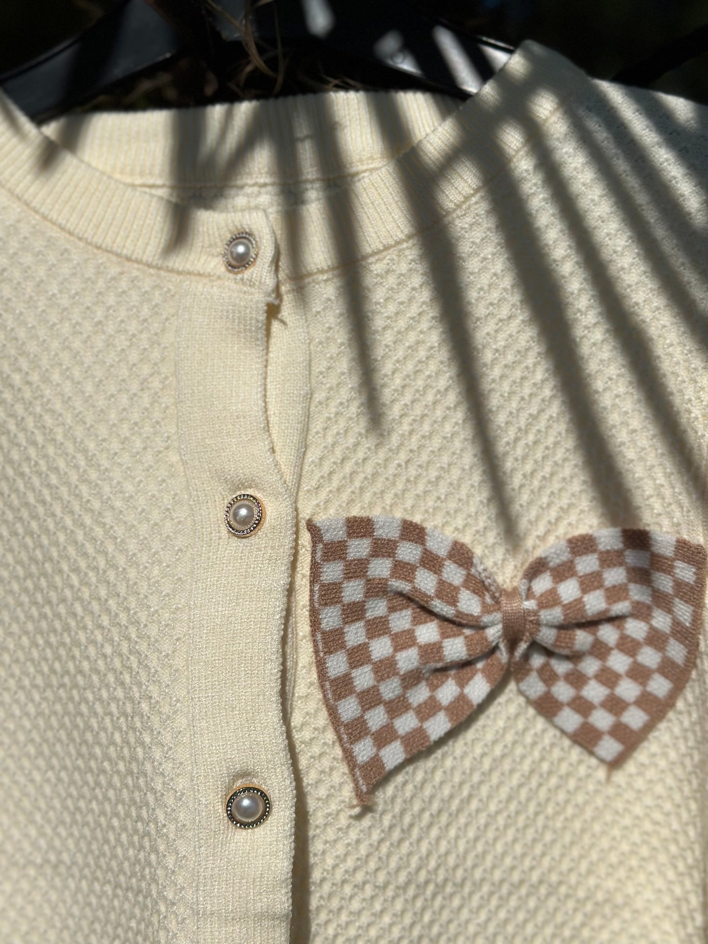 Vestje beige met parelknoop