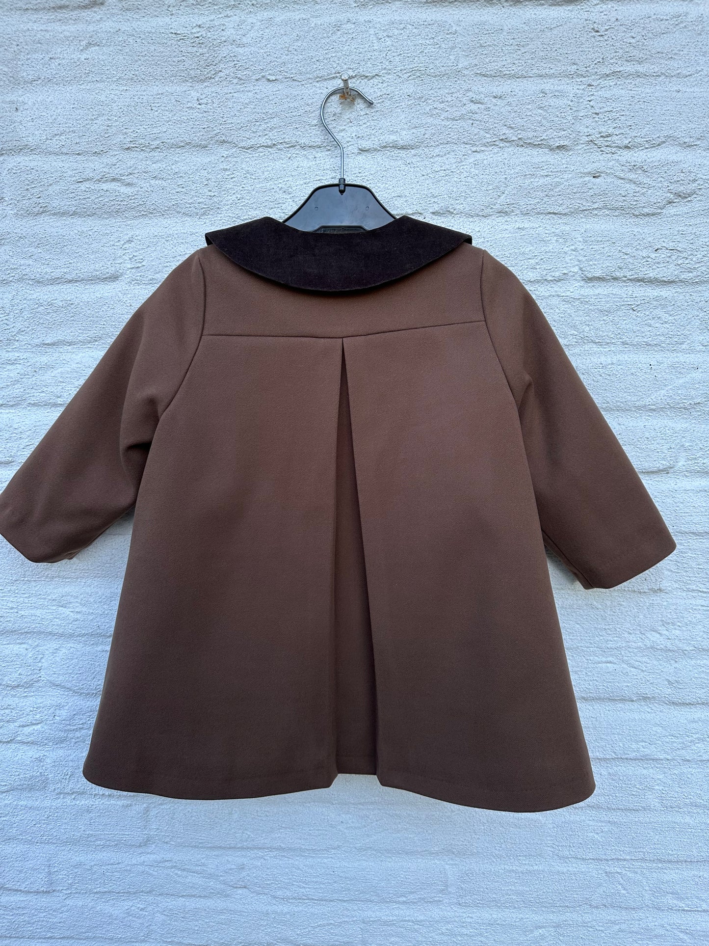 Donkerbruine jas met fluwelen details van het merk LouLou