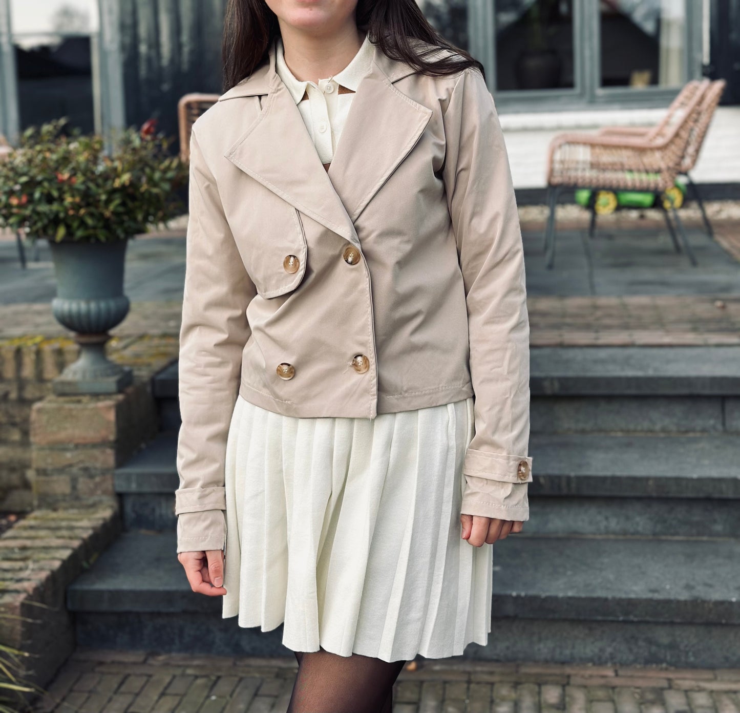 Korte beige jas met knopen