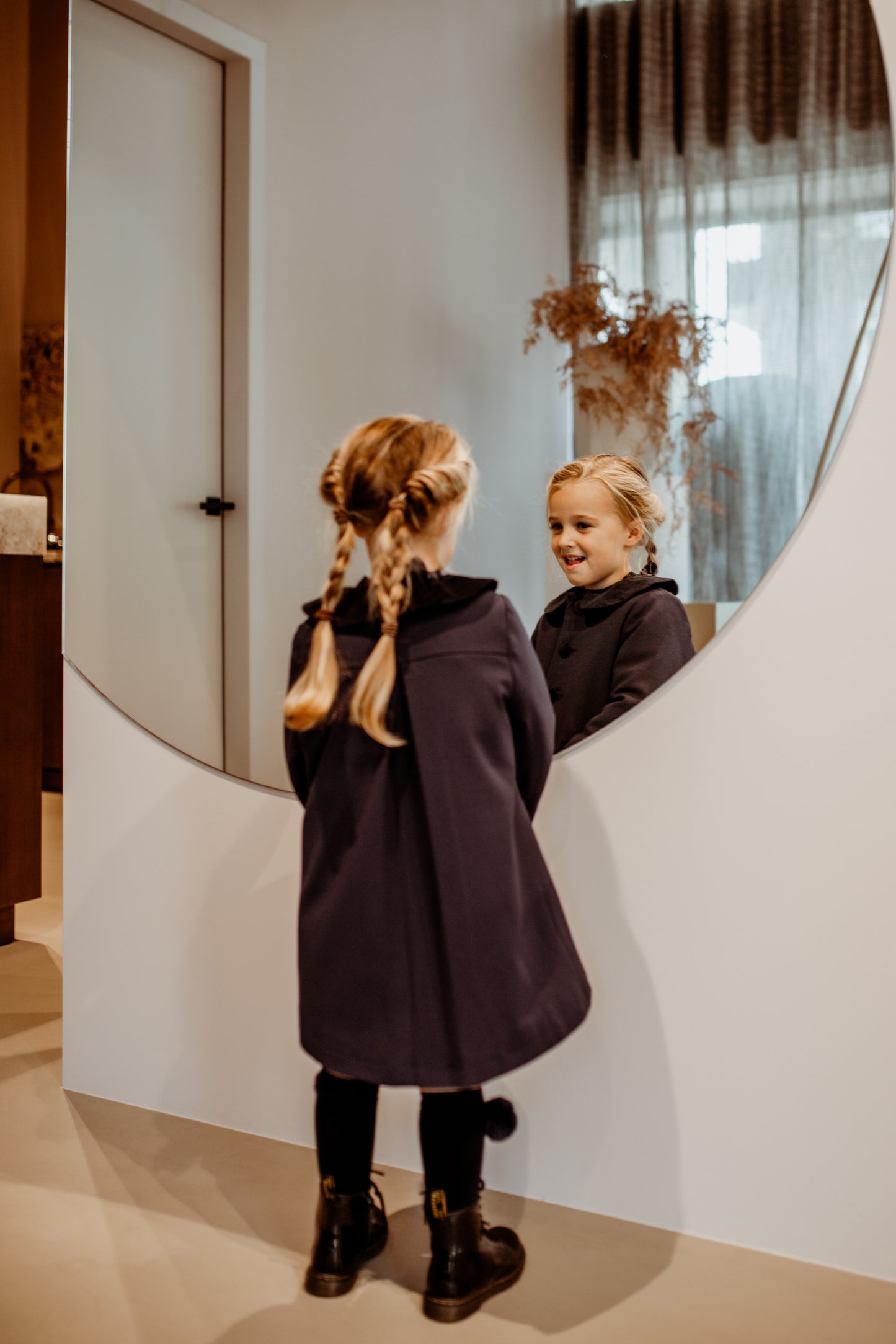 Donkerblauw jas met fluwelen details van het merk LouLou