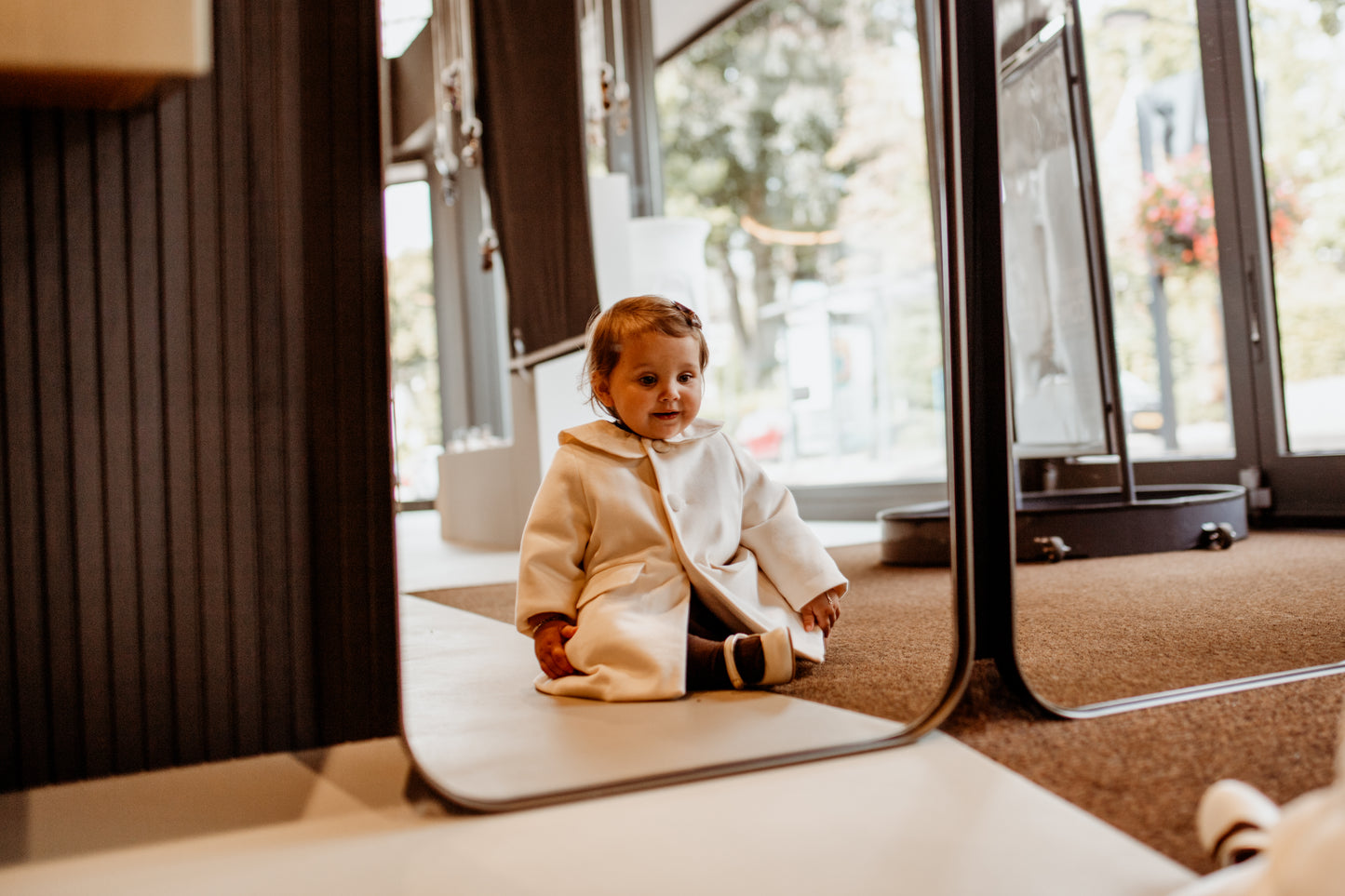 Witte jas met fluwelen details van het merk LouLou