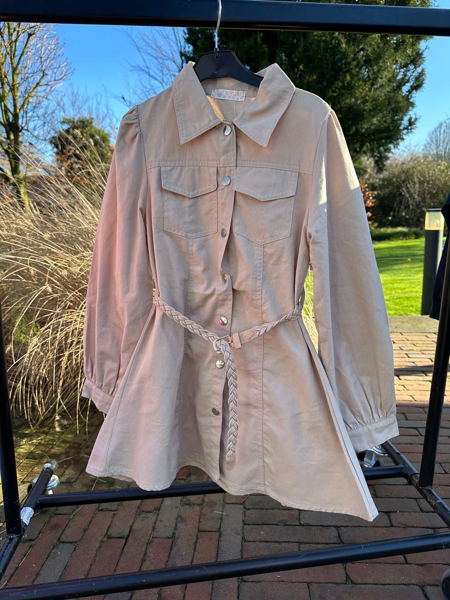 Beige jurk met riem