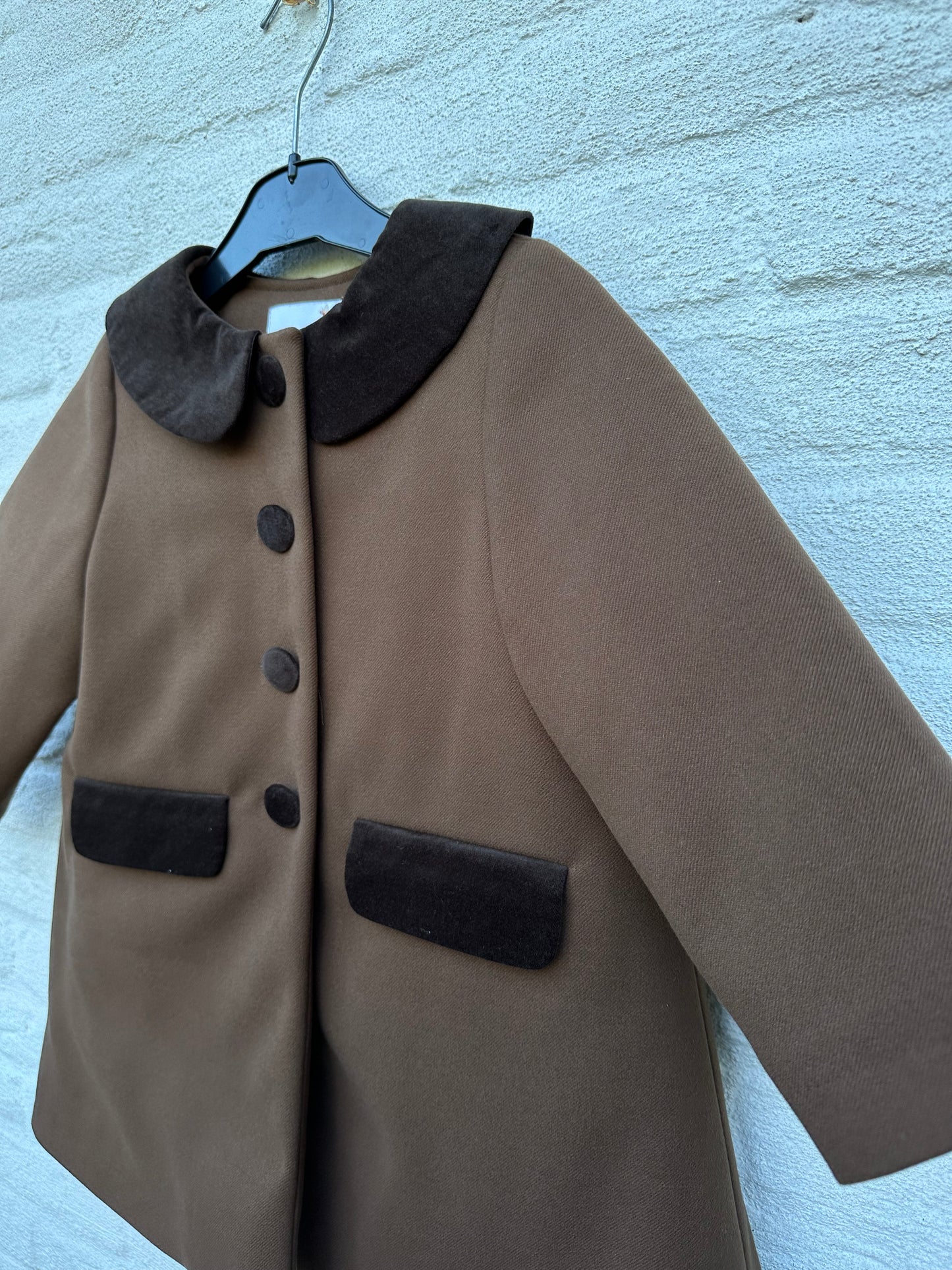 Donkerbruine jas met fluwelen details van het merk LouLou