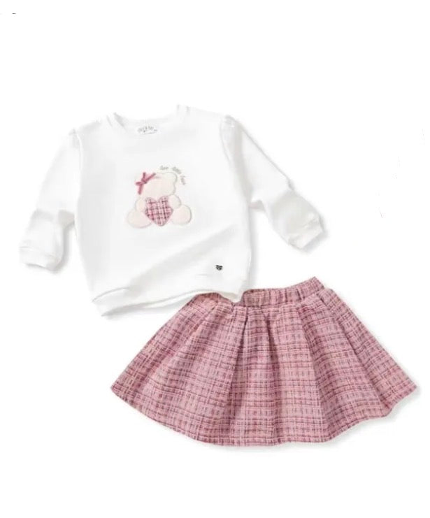 Roze bouclé rokje met wit truitje en beer
