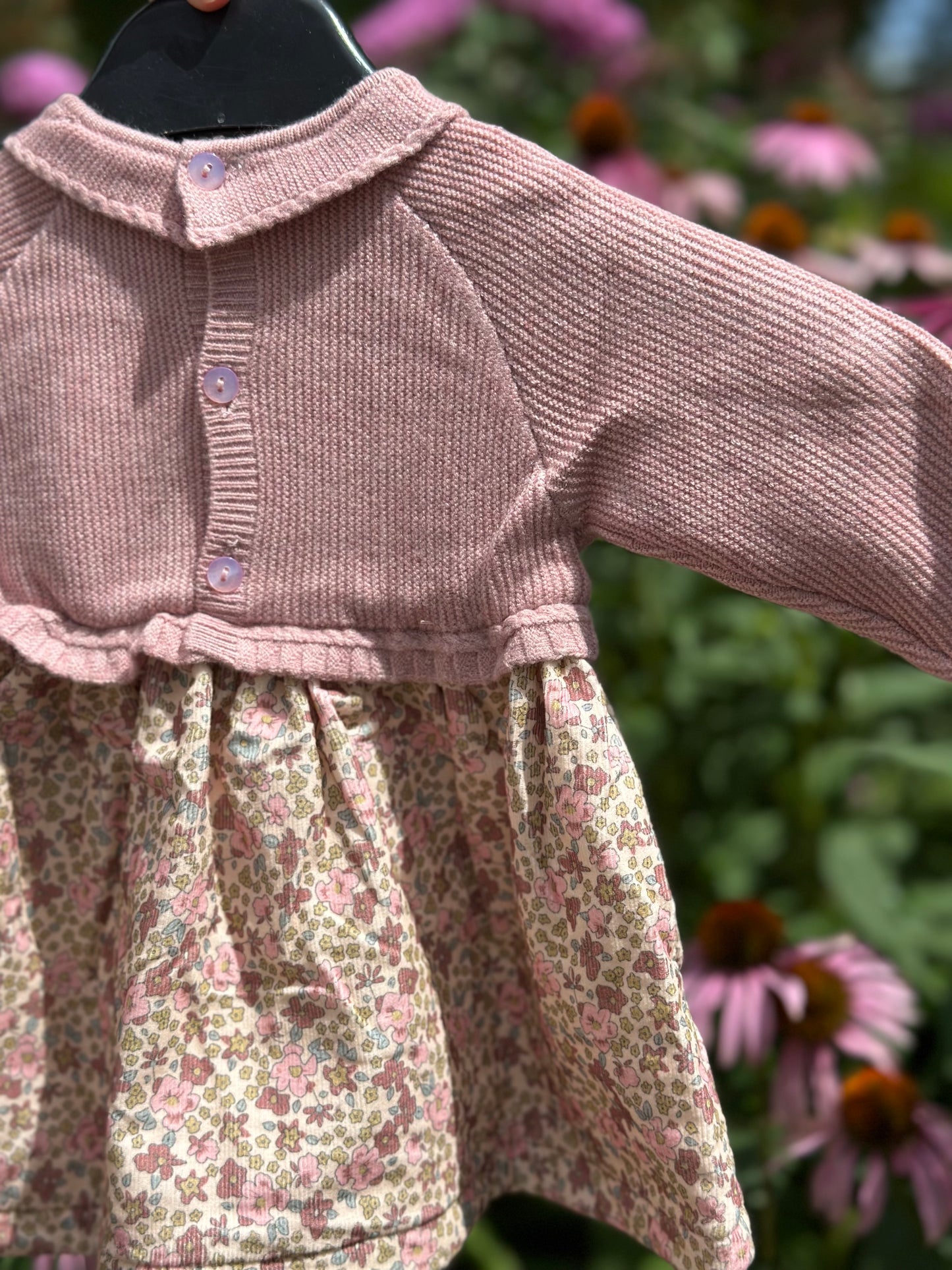 Baby jurkje gebreid met bloemen