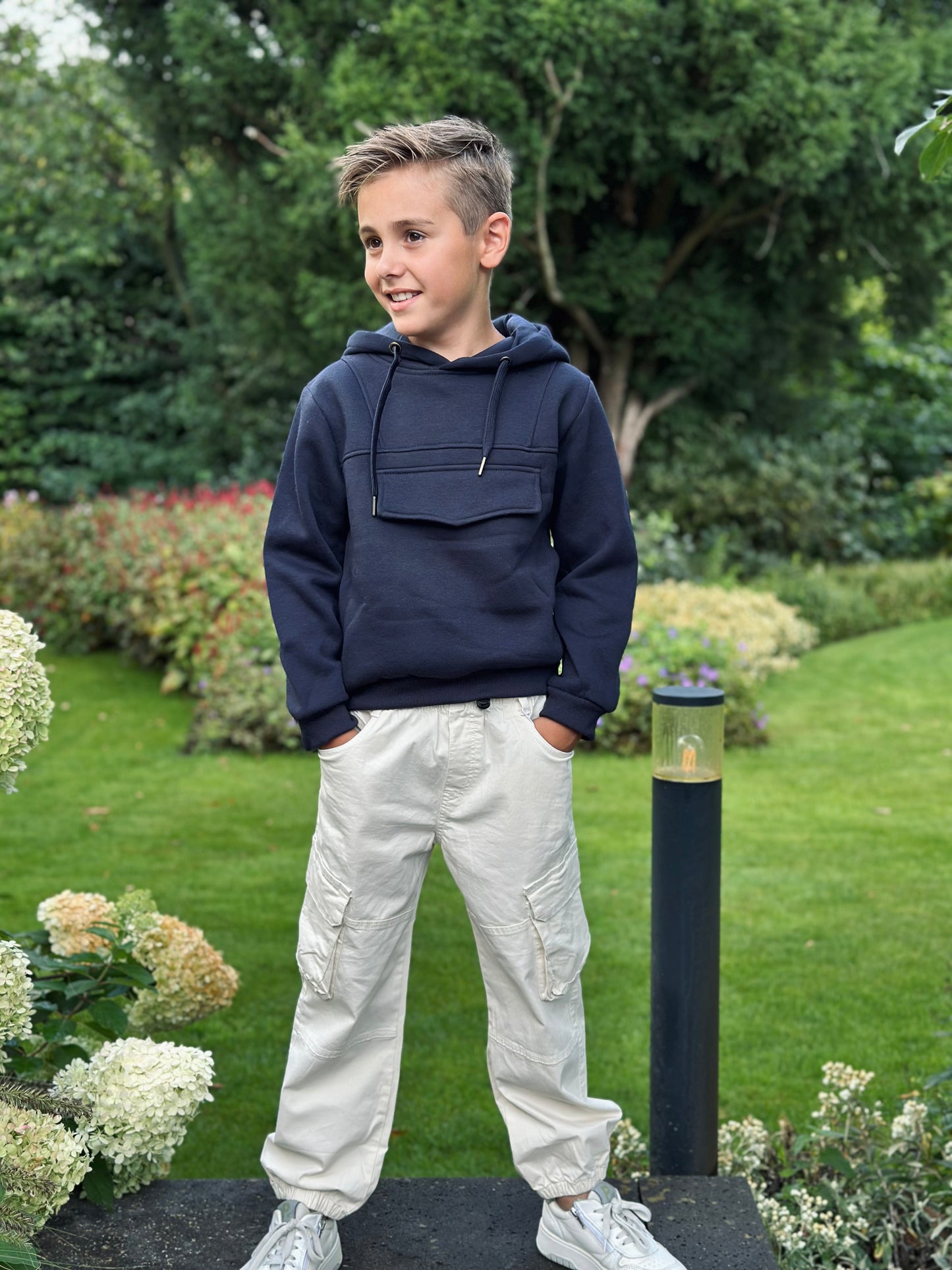 Chino met zakken zand
