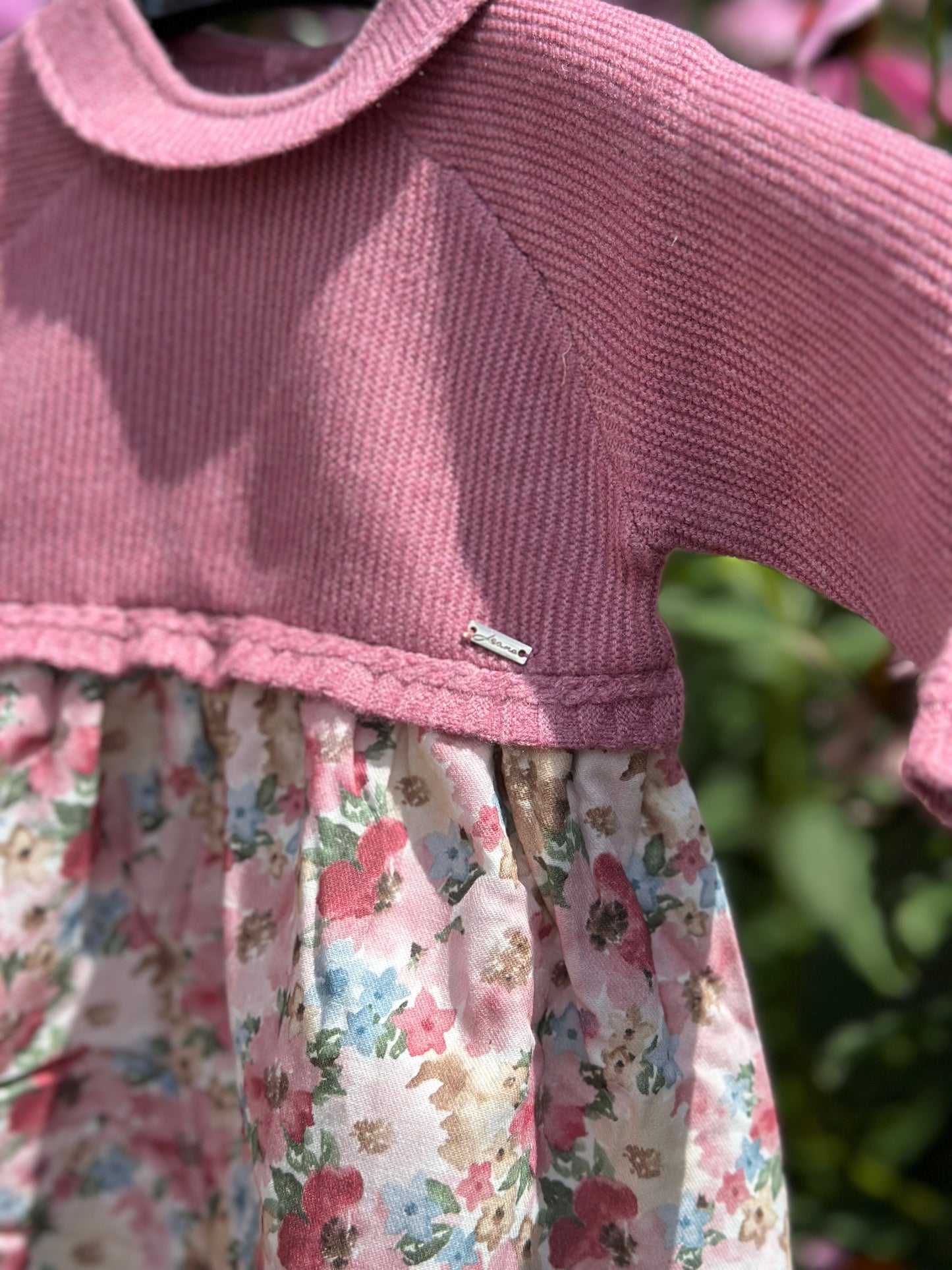 Baby jurkje gebreid met bloemen