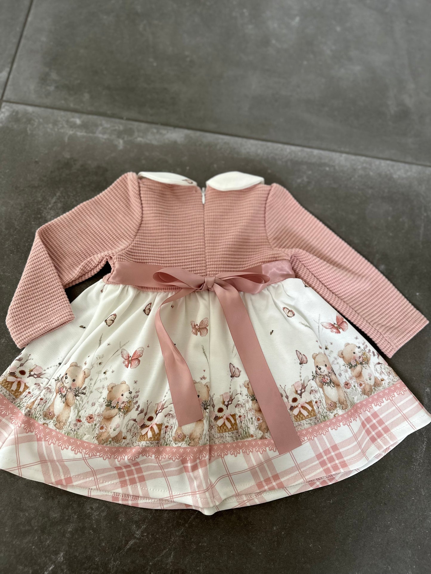 Roze jurk met kraag en strik en beertjes