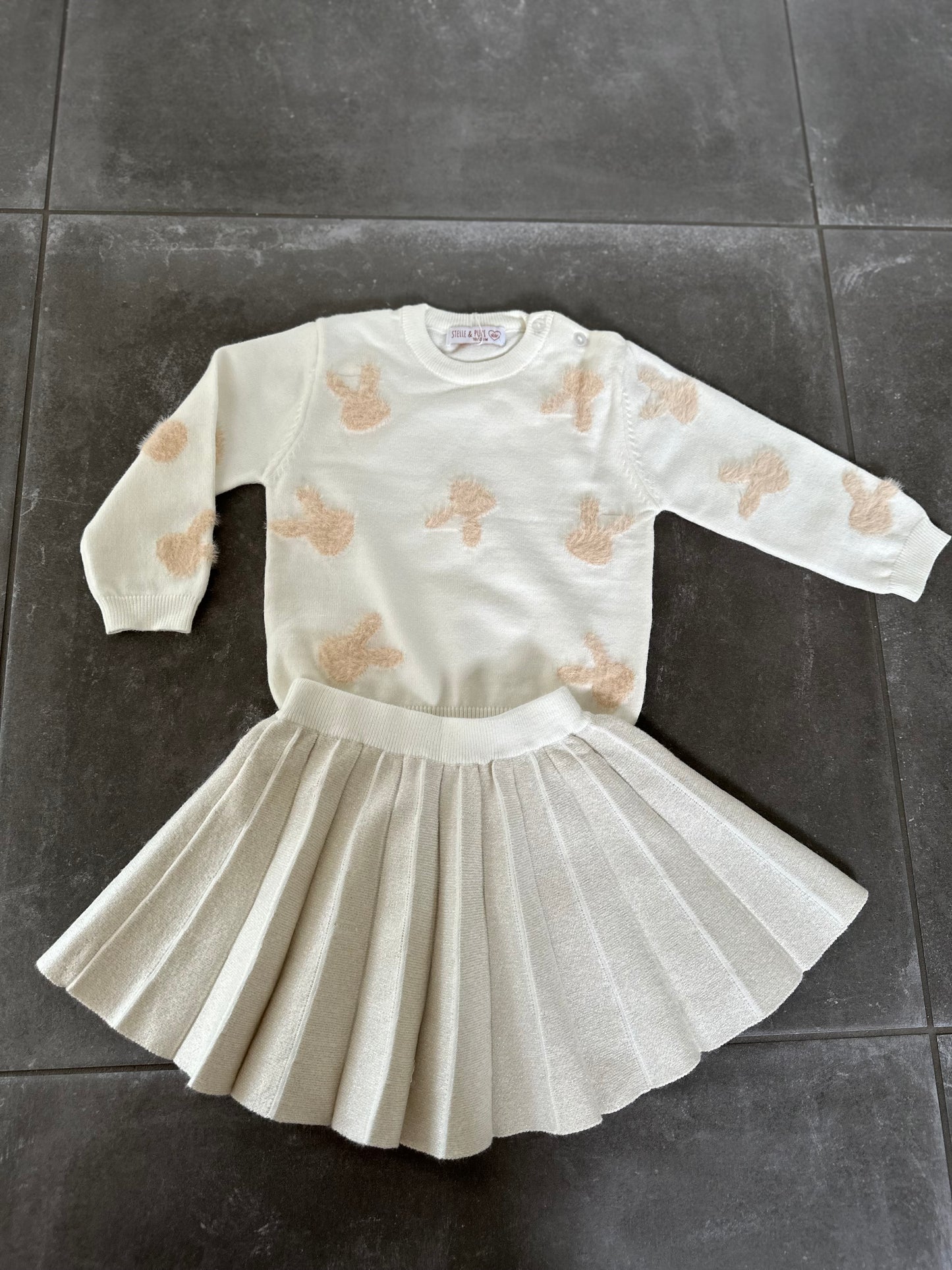 2 delig beige set rok en trui met konijntjes