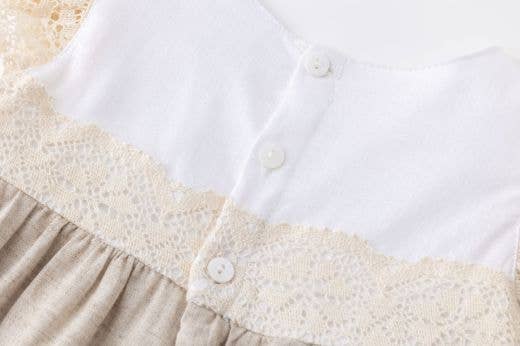 Babyjurk met ruches in beige tinten en pamperbroekje