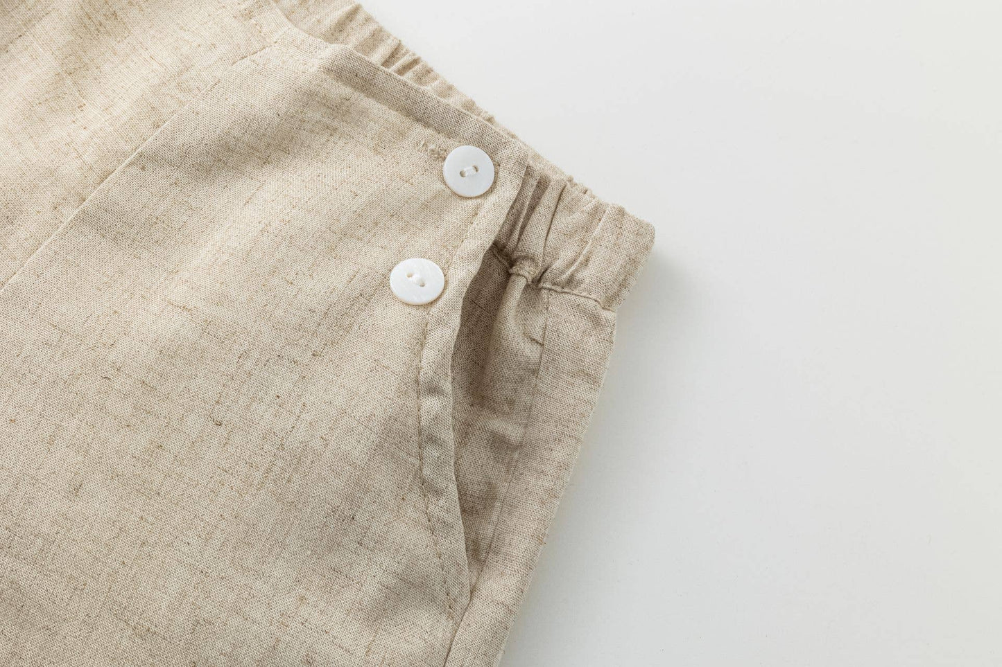 Beige set van linnen broekje en blousje