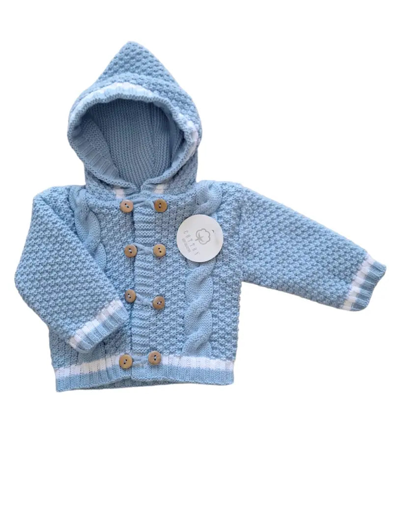 Gebreide jas baby lichtblauw – Hip en Klassiek Gebreide jas baby lichtblauw – Hip en Klassiek