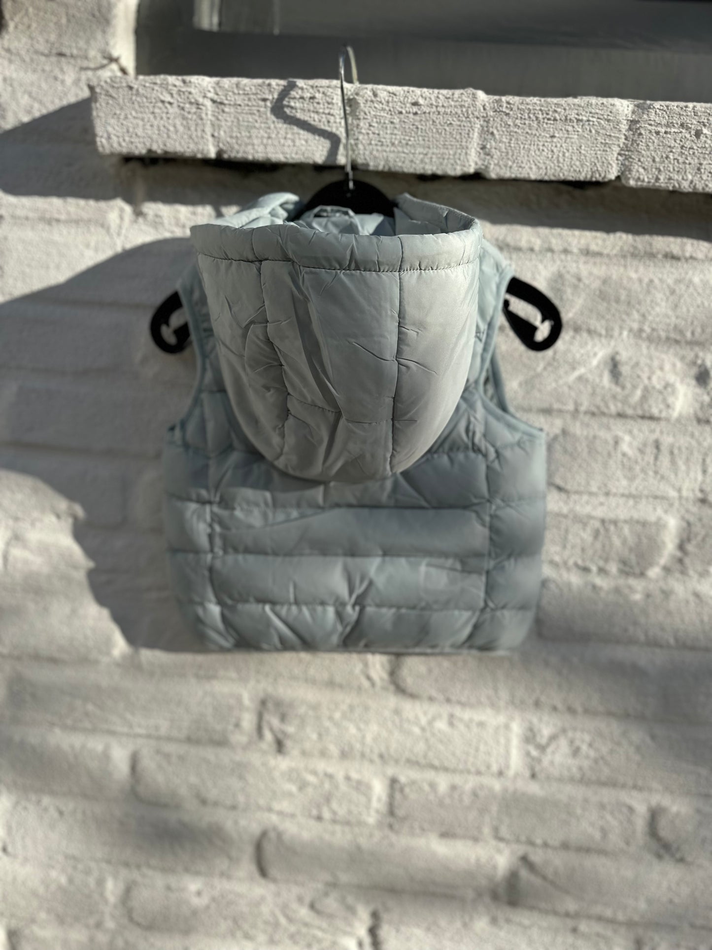 Lichtblauwe bodywarmer met capuchon