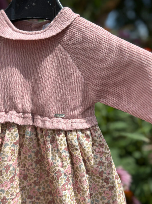 Baby jurkje gebreid met bloemen