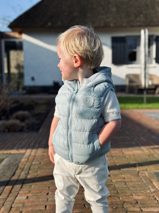 Lichtblauwe bodywarmer met capuchon