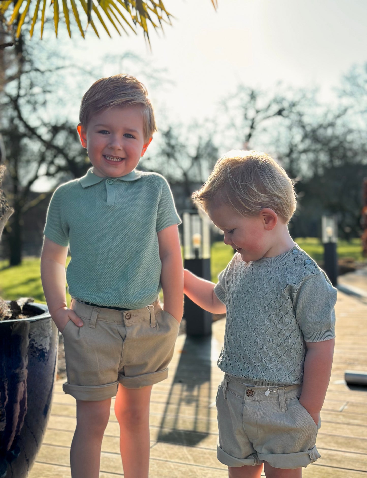 Setje gebreid groen truitje en zandkleurige broek