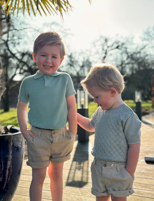 Setje gebreid groen truitje en zandkleurige broek