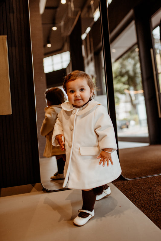 Witte jas met fluwelen details van het merk LouLou