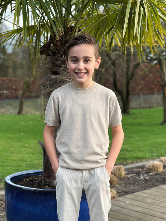 Zandkleurig gebreid truitje met ronde hals