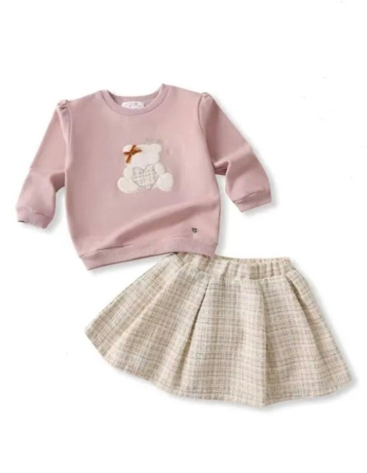Beige bouclé rokje met roze truitje en beer