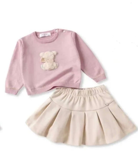 Beige rokje met roze truitje en beer