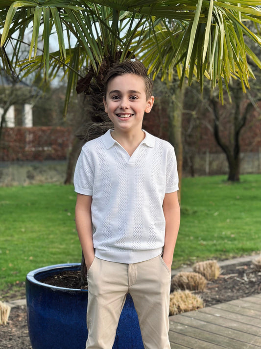 Wit opengehaakte polo