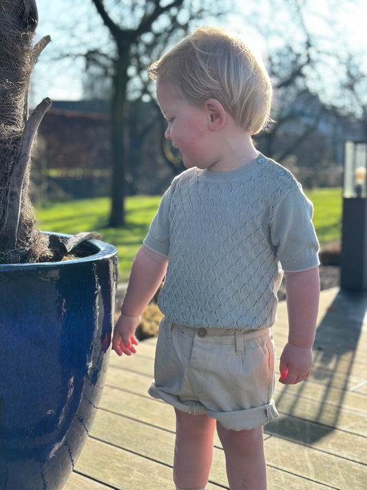 Setje gebreid groen truitje en zandkleurige broek