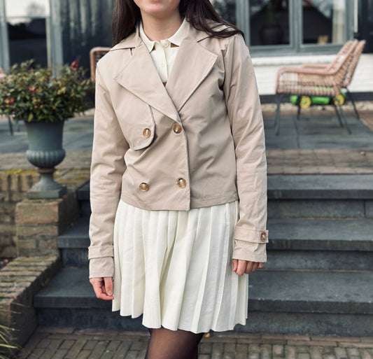 Korte beige jas met knopen