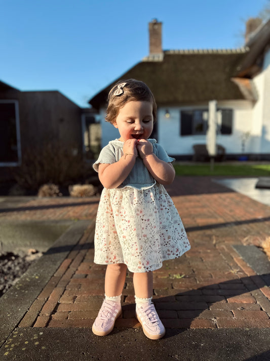 Gebreid jurkje met kraagje