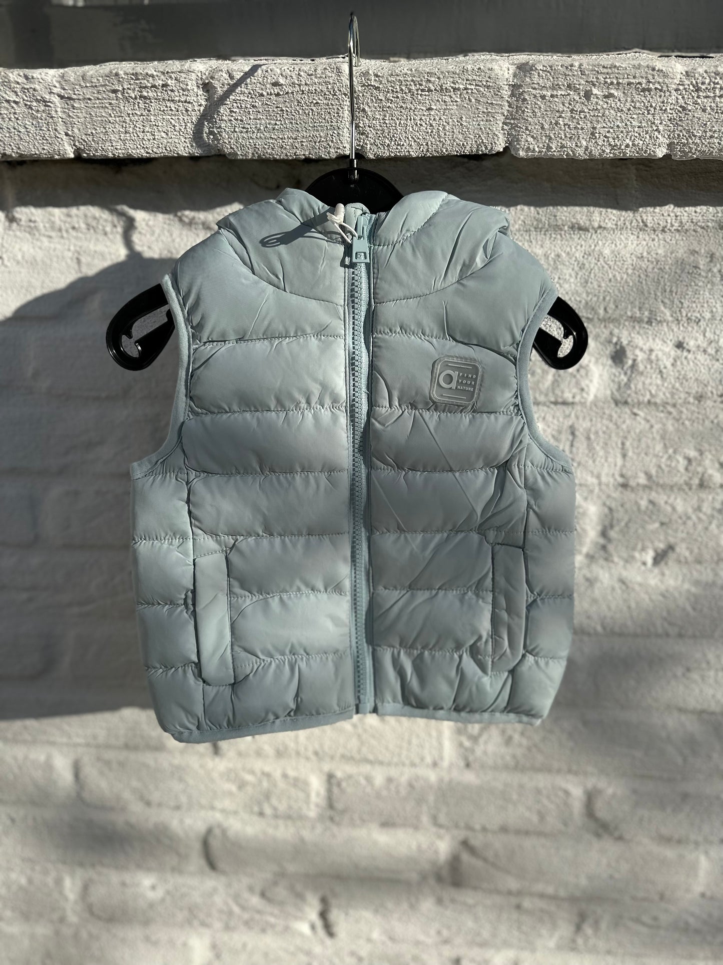 Lichtblauwe bodywarmer met capuchon