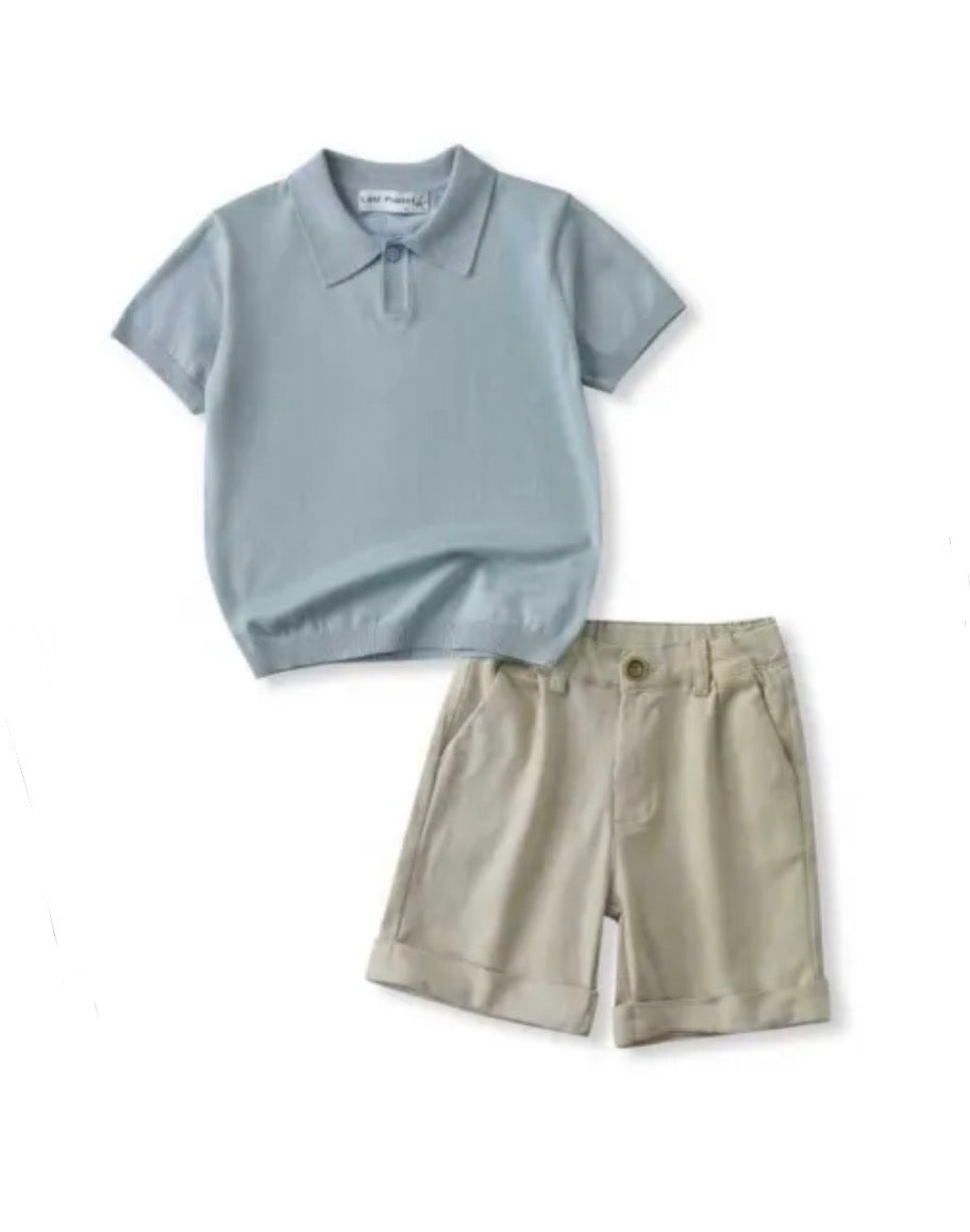 Set gebreide licht blauwe polo en beige broek