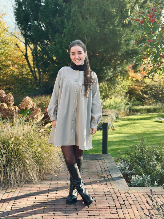 Loulou doorknoopjurk beige met rondepasjes