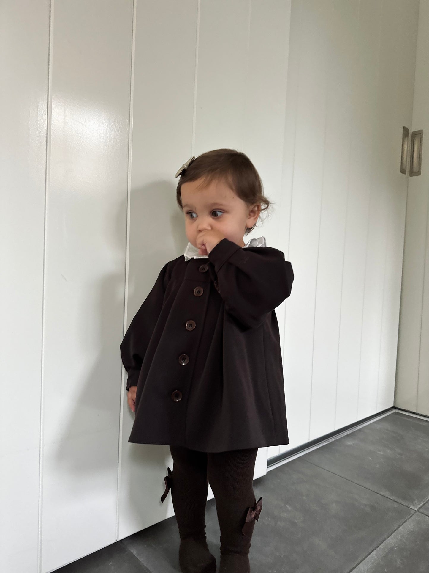 Loulou doorknoopjurk donkerbruin met rondepasjes