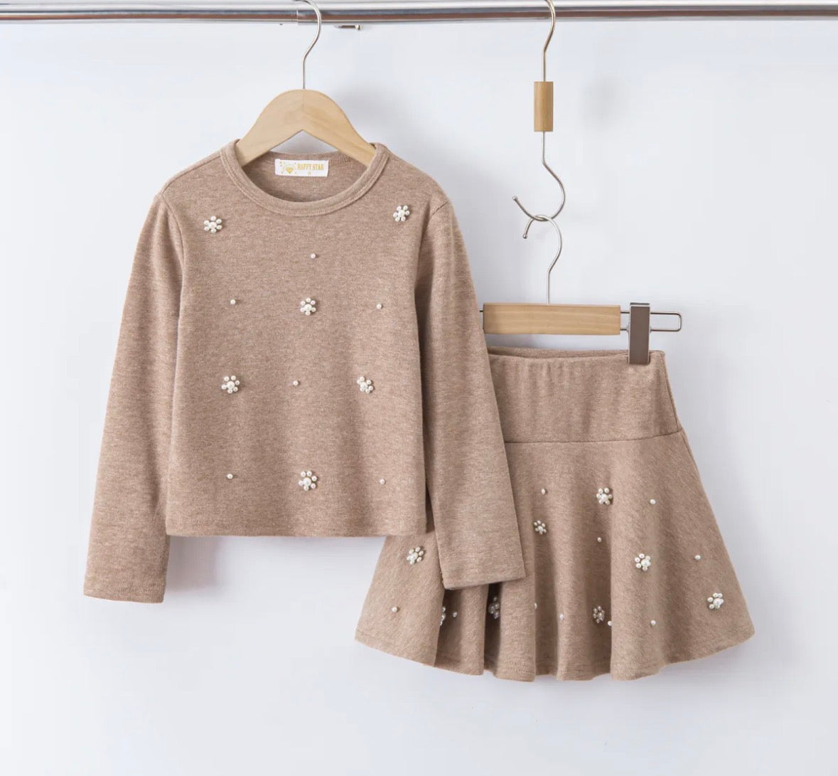 Beige set (top en rok) met parels