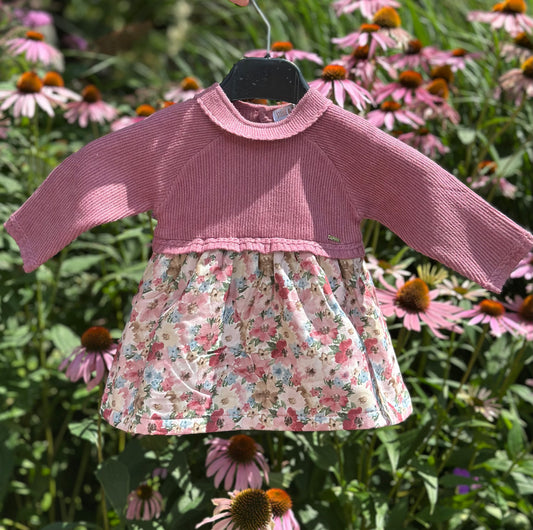 Baby jurkje gebreid met bloemen