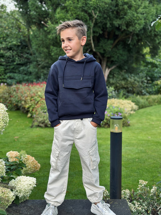 Chino met zakken zand