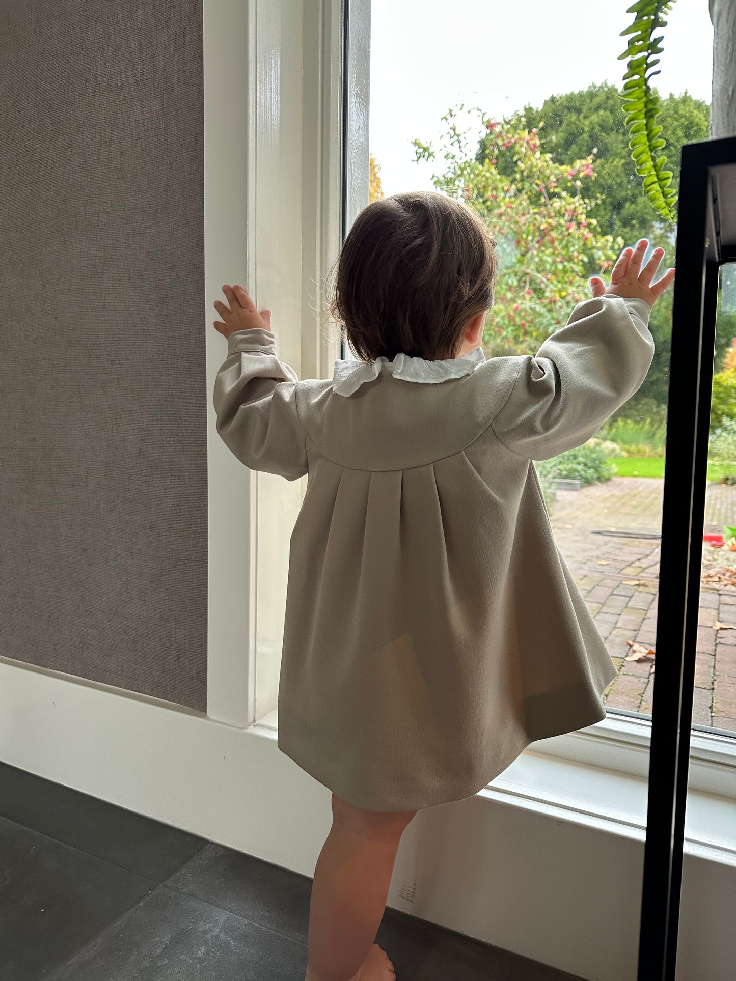 Loulou doorknoopjurk beige met rondepasjes