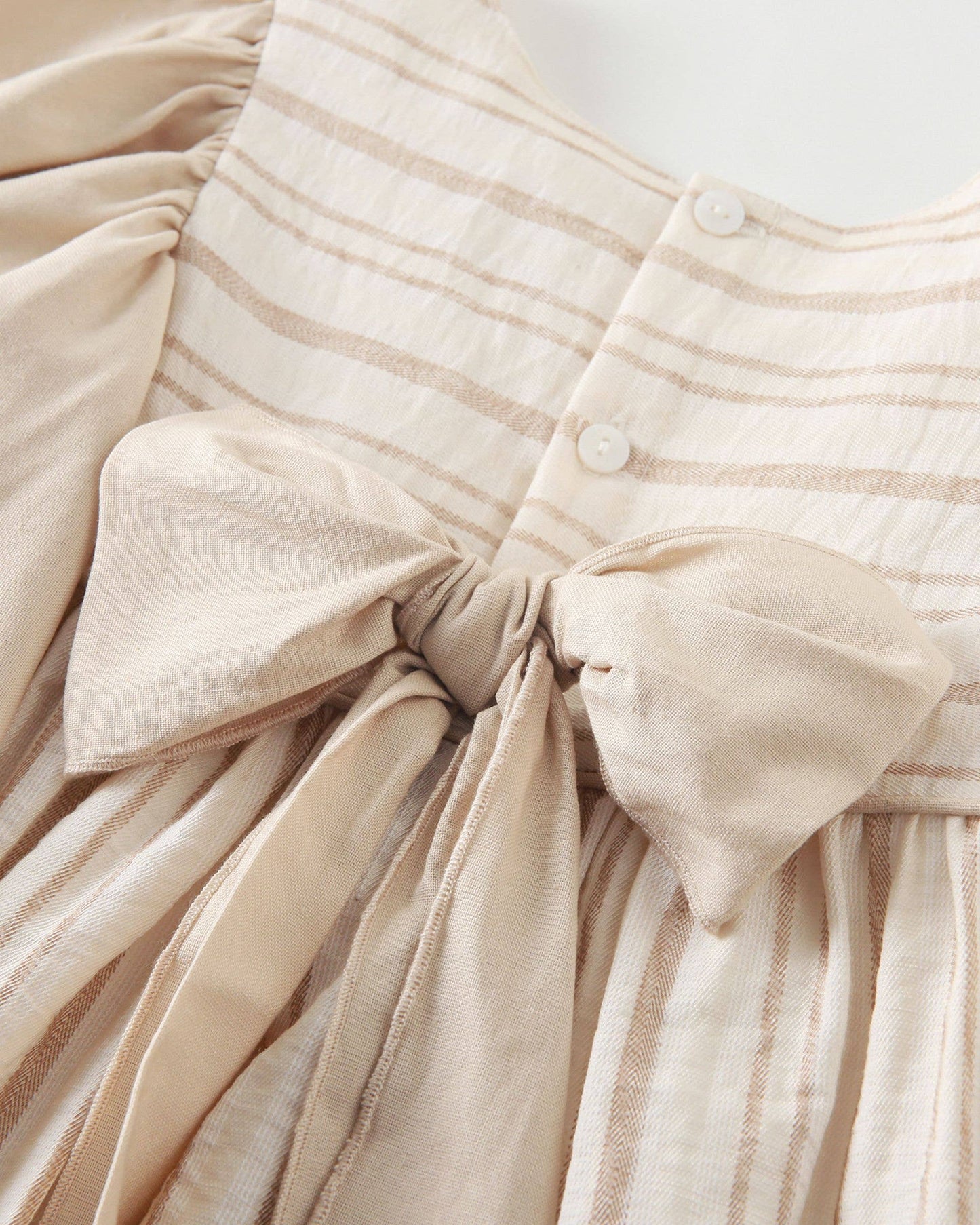 Beige-kameel gestreepte linnen jurk met strik JGV96856